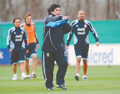阿根廷国家队主教练 阿根廷国家队主教练马拉多纳